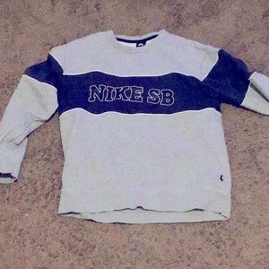 Barely worn Nike sb sweater🤍❤️